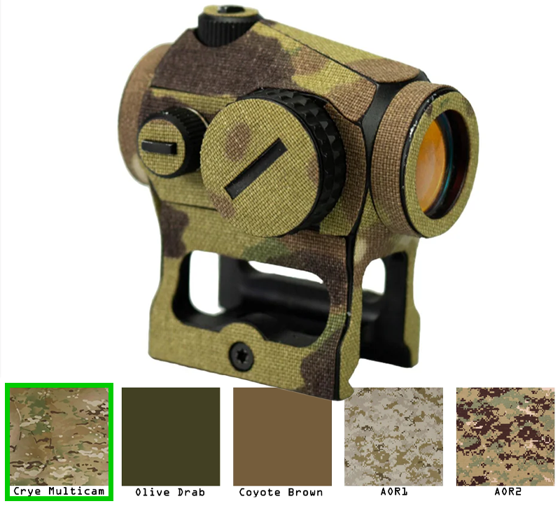 Ein Reflexvisier im Crye Multicam-Tarnmuster, umgeben von Farbvarianten wie Olive Drab, Coyote Brown, AOR1 und AOR2.