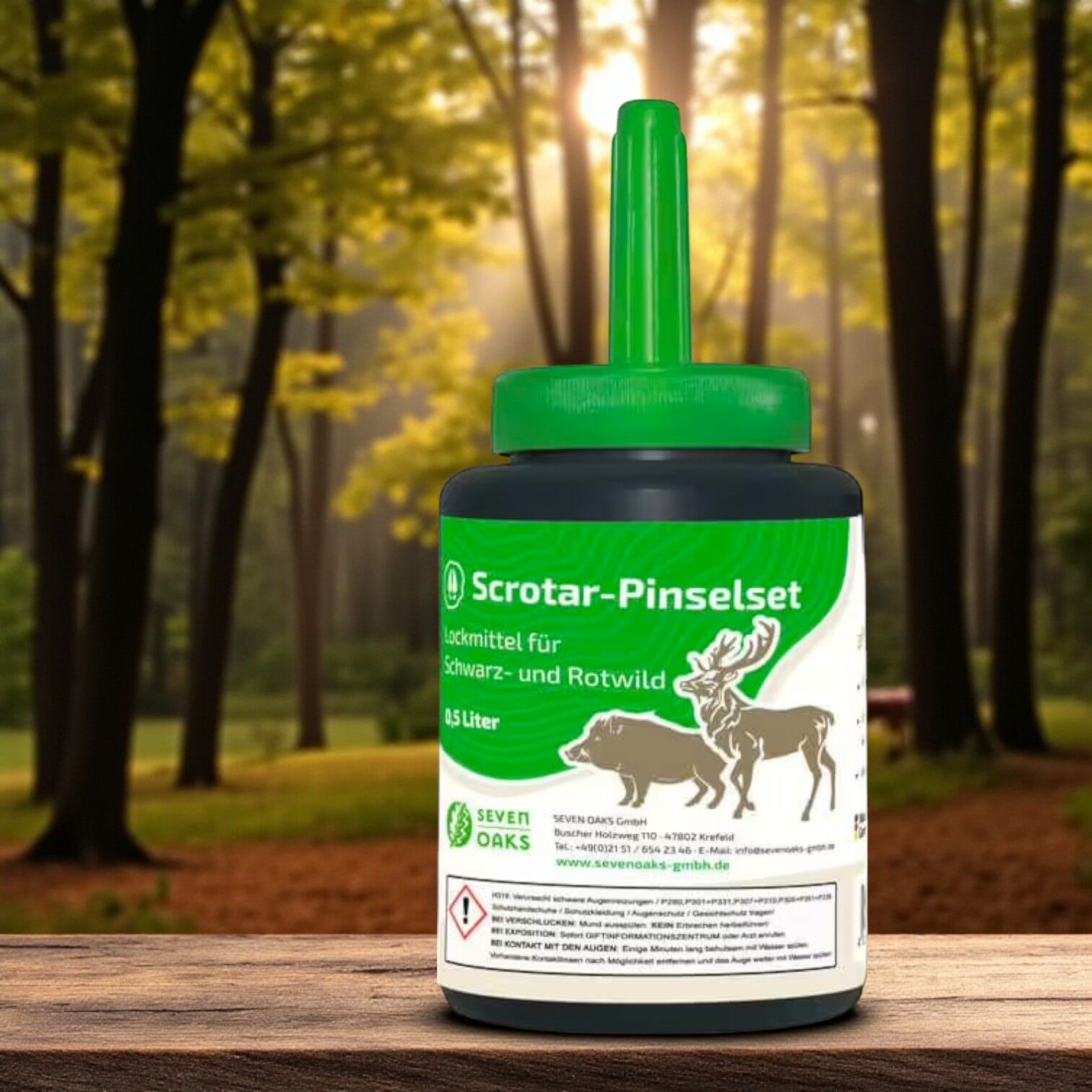 Flasche mit Scrotar-Pinselset Lockmittel für Schwarz- und Rotwild, 0,5 Liter, im Waldhintergrund