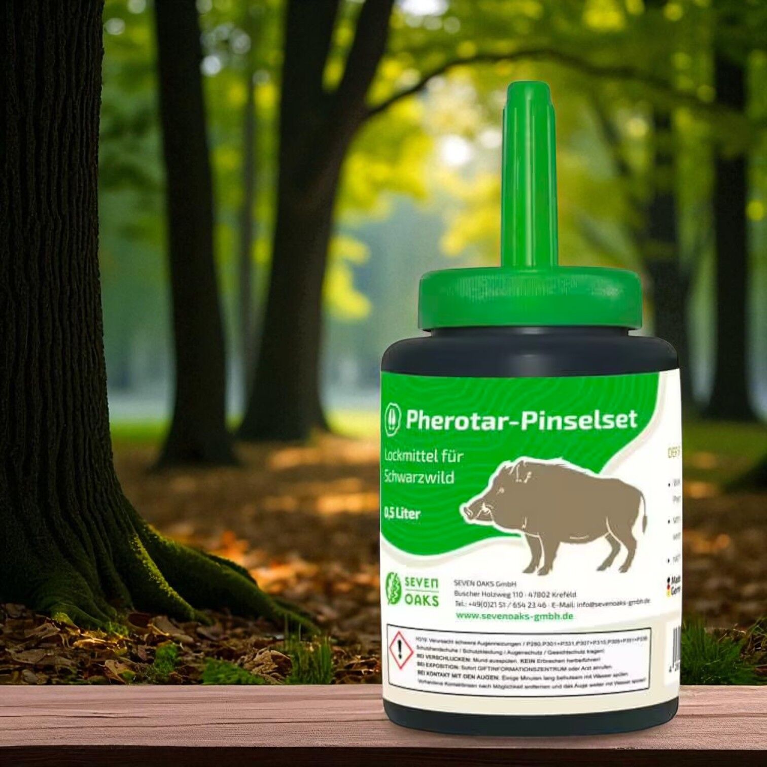 Flasche mit Pherotar-Pinselset Lockmittel für Schwarzwild auf einem Holztisch im Wald