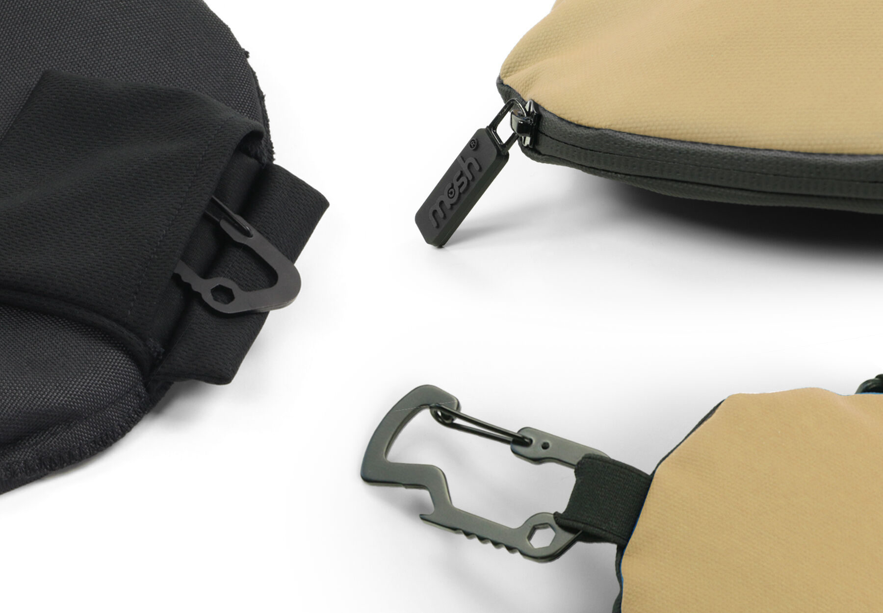 Nahaufnahme von zwei Taschen mit Reißverschlüssen und Hakenbefestigungen, eine in Schwarz und eine in Beige.