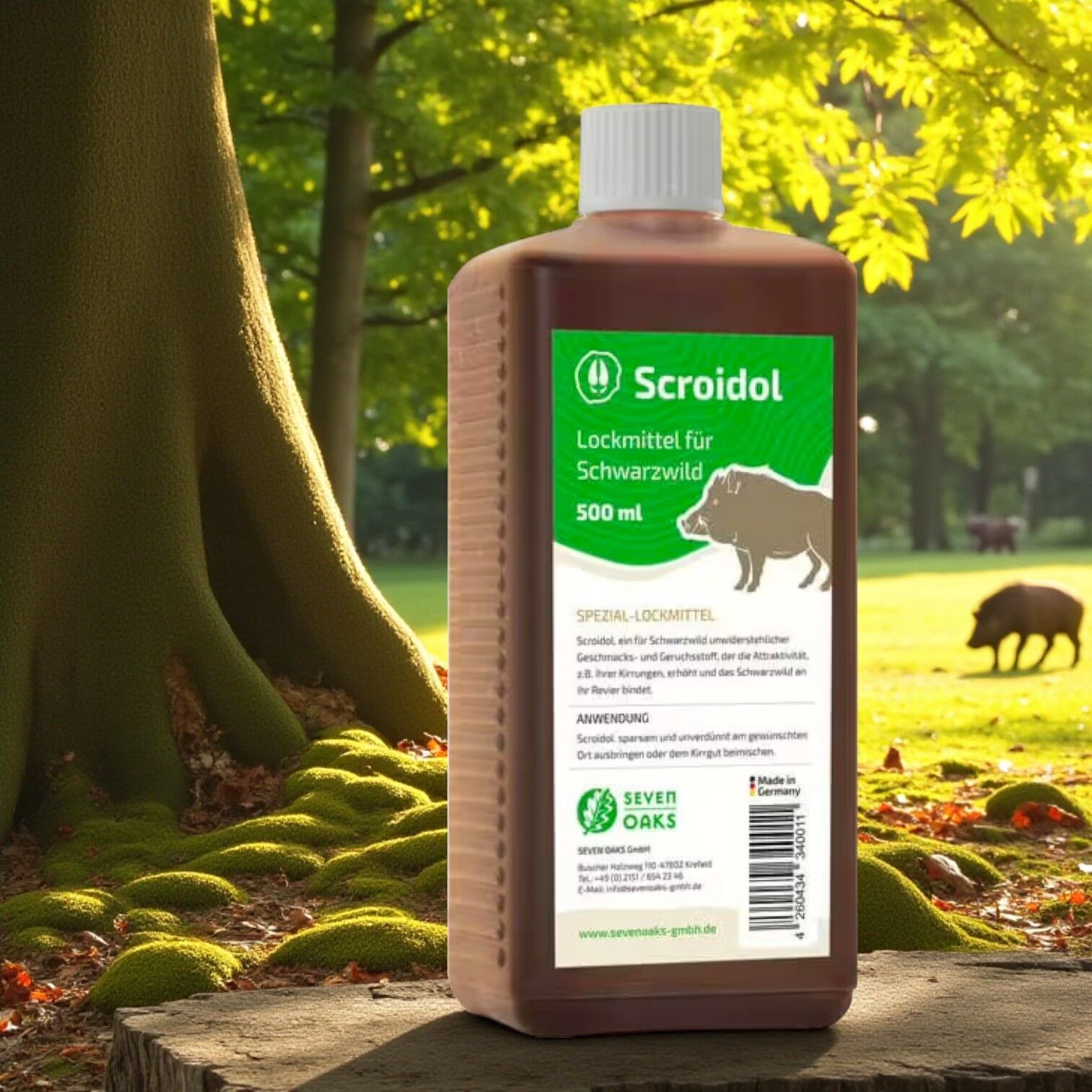 Flasche Scroidol Lockmittel für Schwarzwild 500 ml im Wald, bei Tageslicht unter Bäumen mit Wildschweinen im Hintergrund