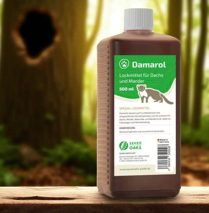 Damarol Lockmittel für Dachs und Marder in 500 ml Flasche auf einem Baumstumpf im Wald, ideal für die Anwendung bei Dachsen und Mardern.