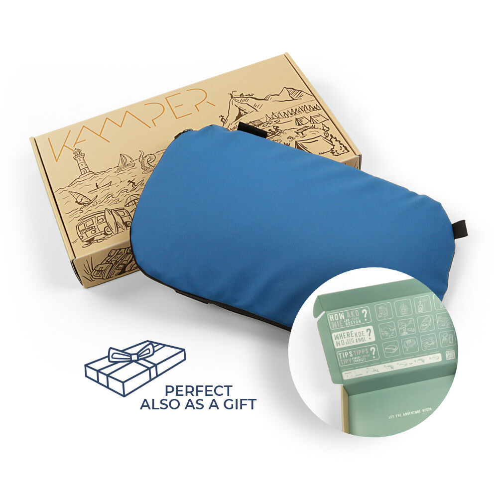 Blaues Kamper Reisekissen mit Verpackung und Geschenkhinweis