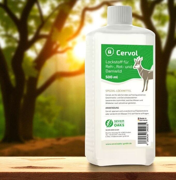 Cervol Lockstoff für Reh-, Rot- und Damwild in einer 500 ml Flasche vor einem Waldhintergrund