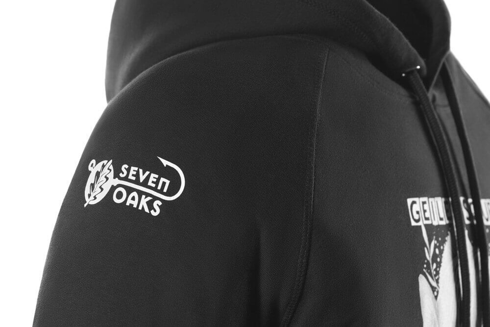 Schwarzer Hoodie mit aufgedrucktem Seven Oaks Logo am Ärmel und Kapuze