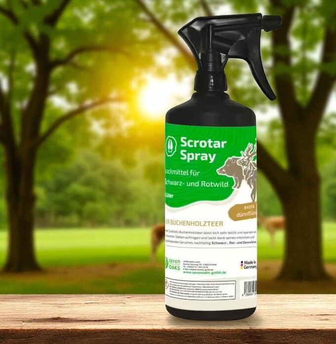Eine Flasche Scrotar Spray, ein Lockmittel für Schwarz- und Rotwild, auf einem Holztisch vor einem Waldhintergrund