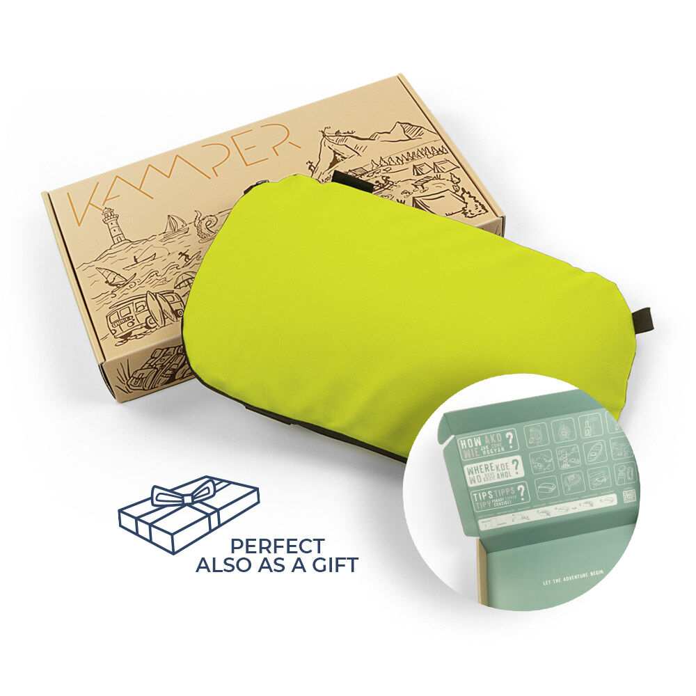 Grünes Kamper Reisekissen auf einer dekorativen Verpackung, perfekt als Geschenk