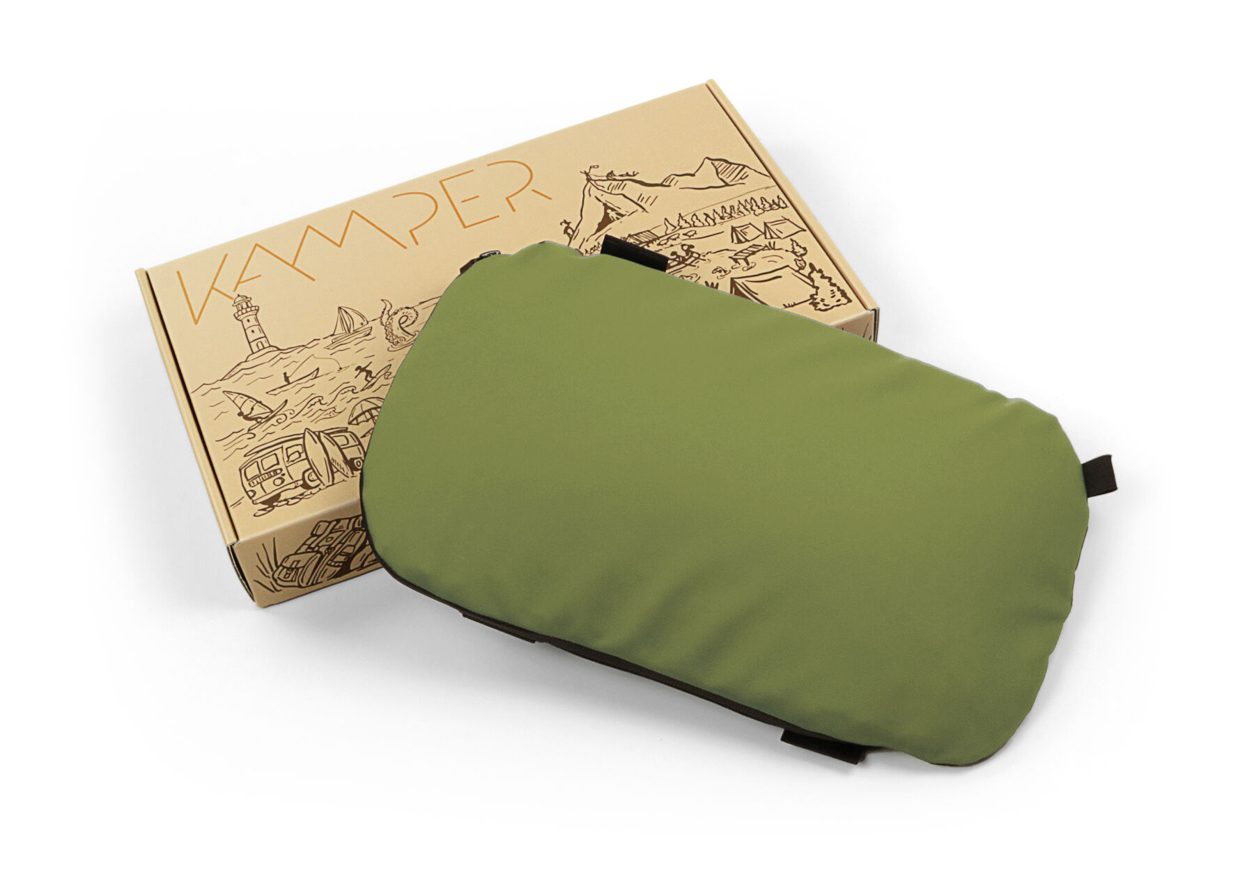 Ein grünes Camping-Kissen liegt auf einer Kartonverpackung mit Abenteuer-Motiven und dem Schriftzug 'Kamper'.