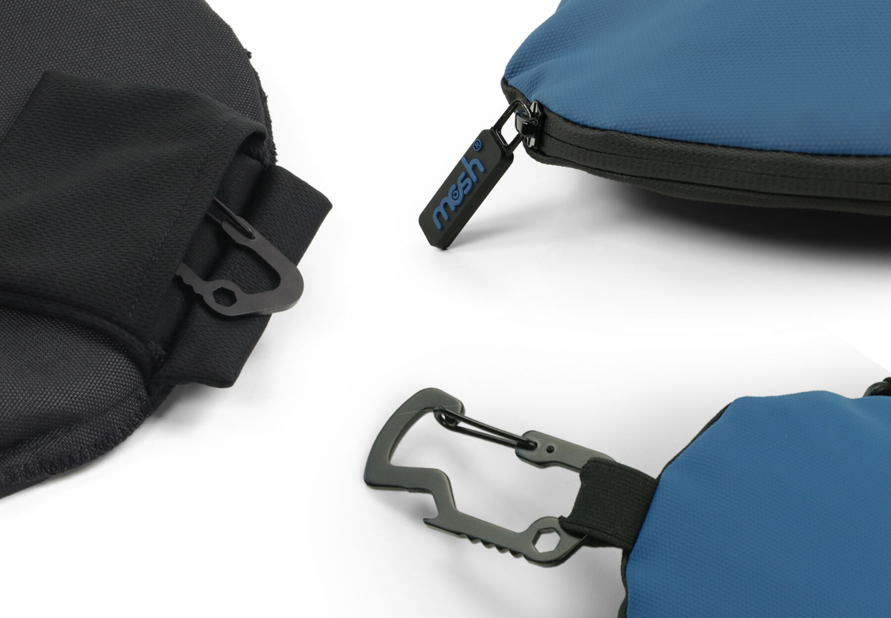 Schwarze und blaue Taschen mit Karabinern und Reißverschlüssen