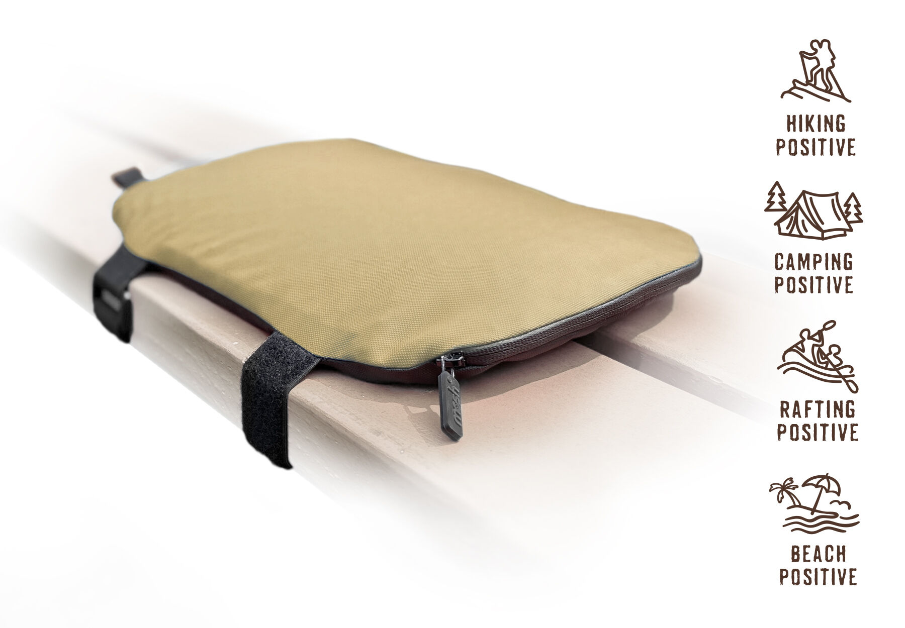 Ein beige Outdoor-Kissen auf einer Bank mit Symbolen für Wandern, Camping, Rafting und Strand.