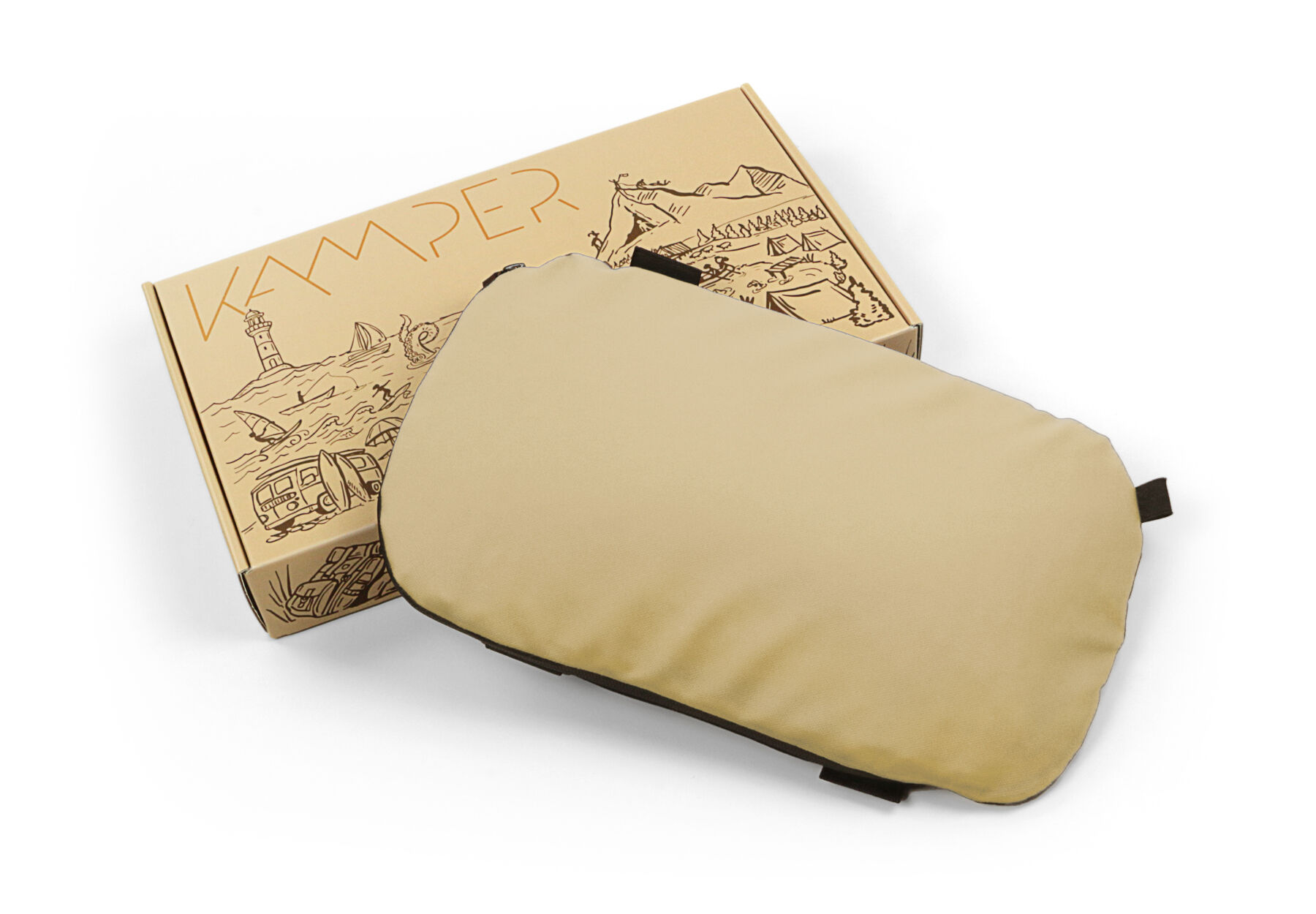 Beiges Kissen liegt auf einem dekorativen Karton mit Outdoor-Motiven