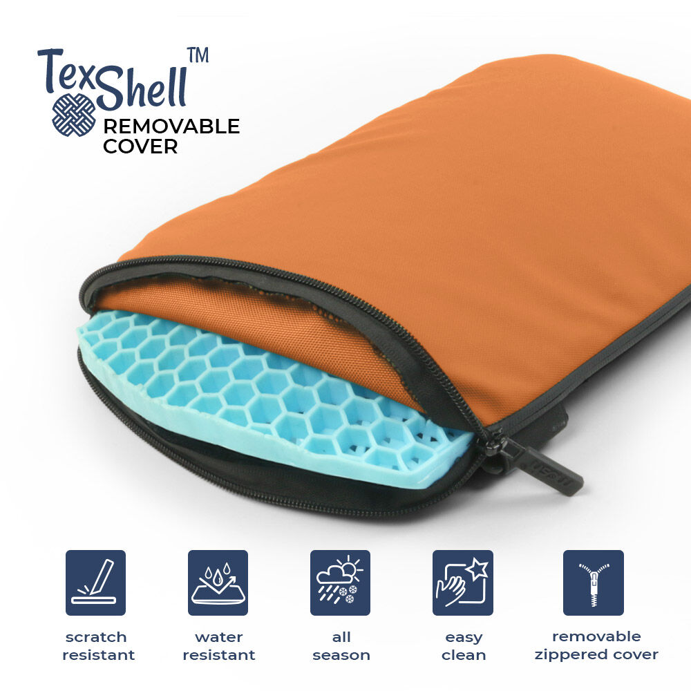 Nahaufnahme einer orangefarbenen TexShell™ Hülle mit abnehmbarem Bezug, der eine blaue Wabenstruktur schützt. Eigenschaften wie kratzfest, wasserabweisend, ganzjährig nutzbar, leicht zu reinigen und abnehmbar sind hervorgehoben.