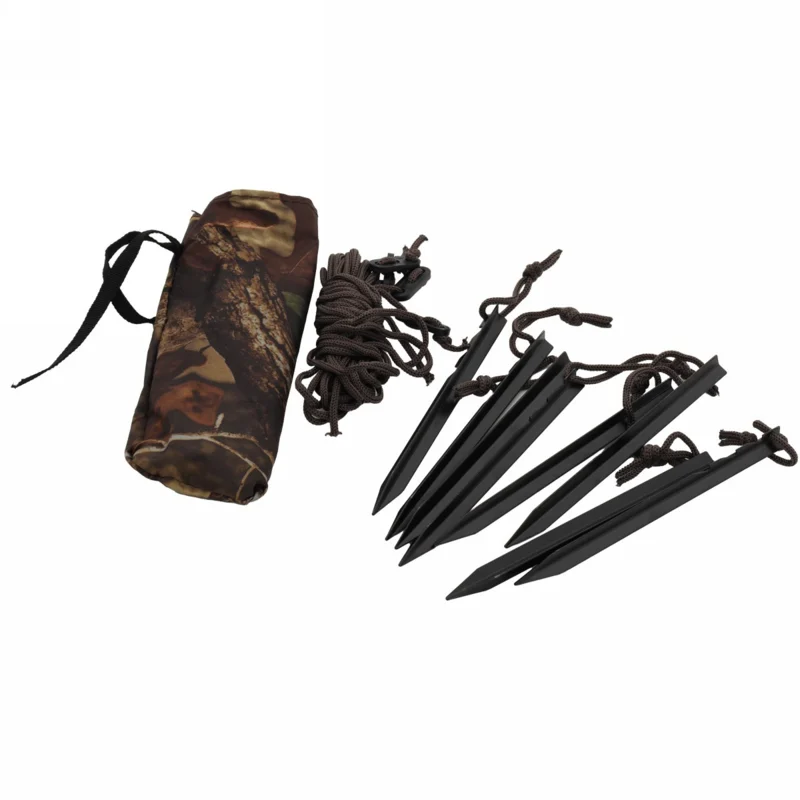 Camping Zeltzubehör Set mit Heringen, Seilen und Tragetasche Ein Set aus Zeltzubehör bestehend aus Heringen, Seilen und einer Tragetasche in Tarnmusteroptik, ideal für Camping.