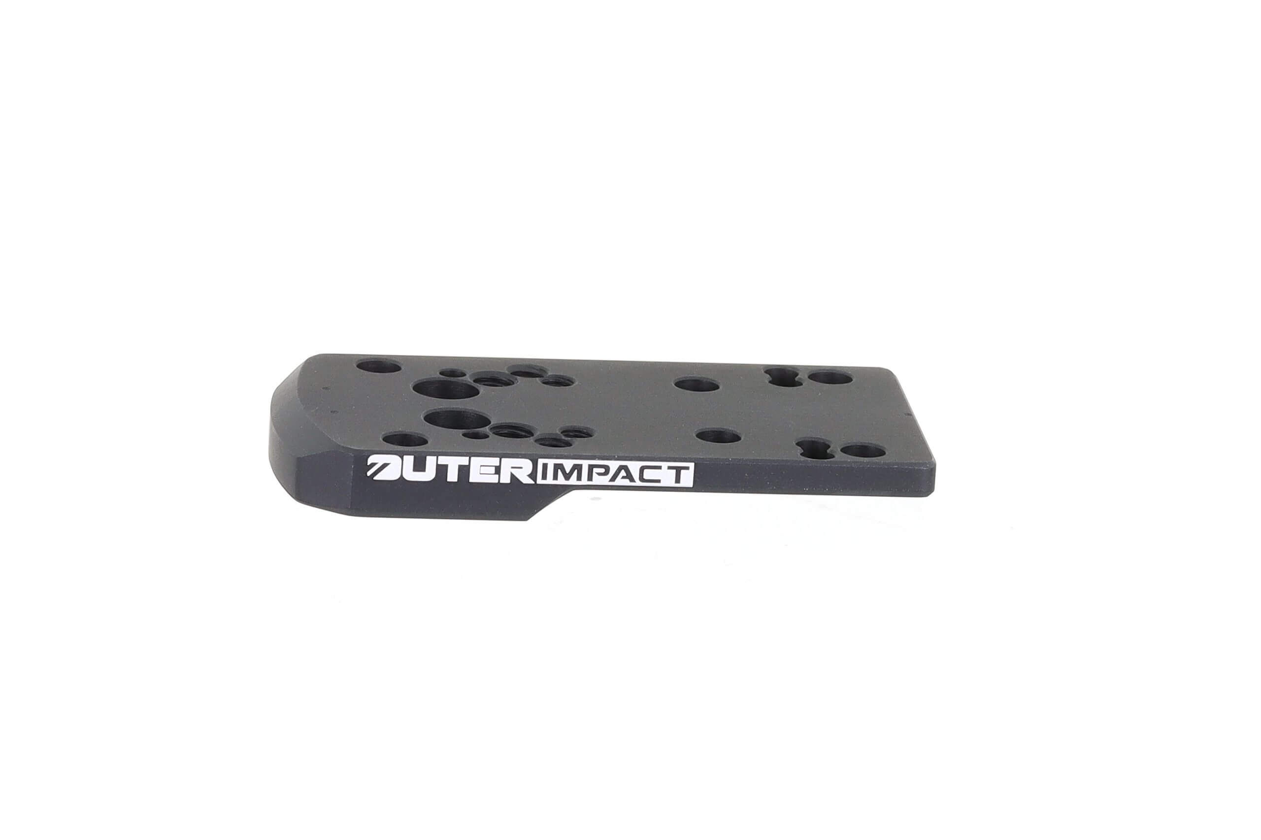Schwarze OuterImpact Montageplatte aus Aluminium mit mehreren Befestigungslöchern, geeignet zur Anbringung von Zieloptiken.