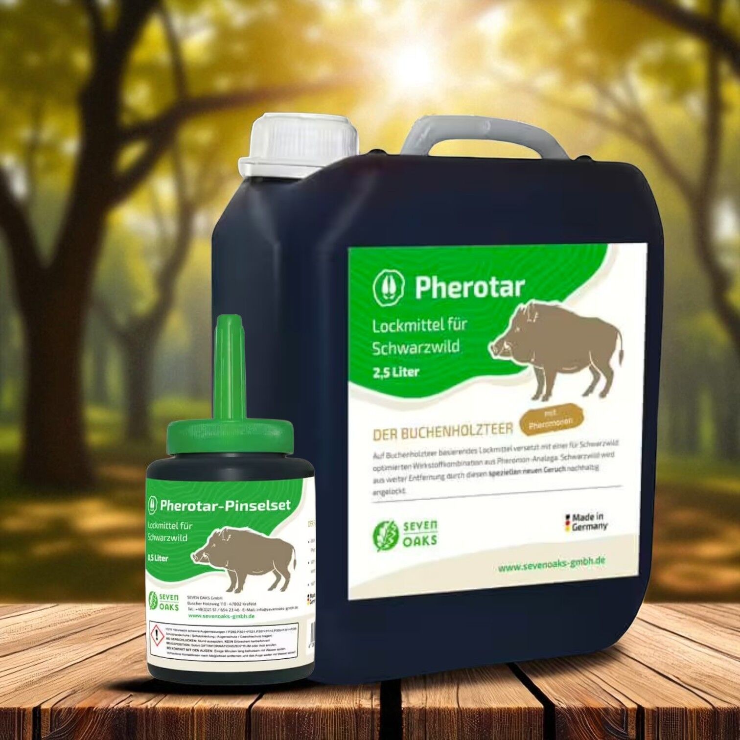 Pherotar Lockmittel für Schwarzwild und Pinselset auf einem Holztisch im Wald, 2,5 Liter Kanister mit Pheromon-Technologie.