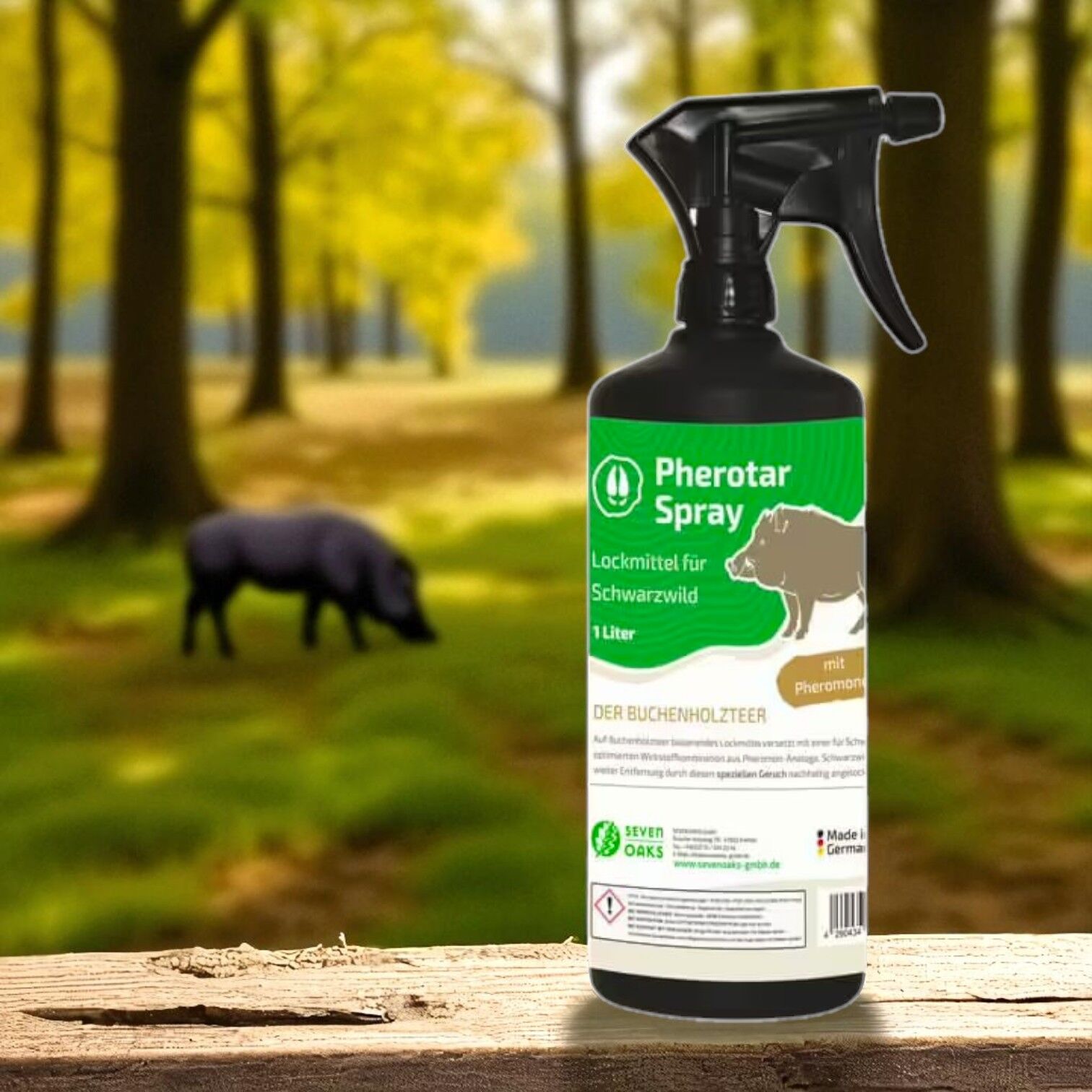 Pherotar Sprayflasche auf einem Holztisch im Wald, im Hintergrund ein Wildschwein.
