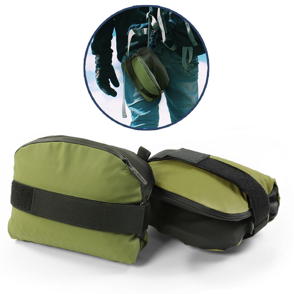Zwei grüne Outdoor-Taschen mit Klettverschluss, eine am Gürtel getragen