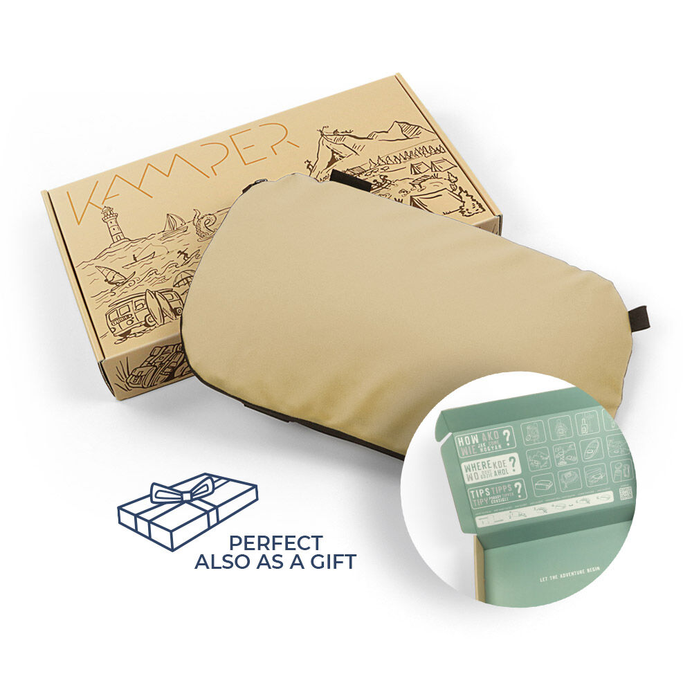Kamper Kissen in beige auf einer detailreichen Kartonverpackung, ausgezeichnet als perfektes Geschenk.